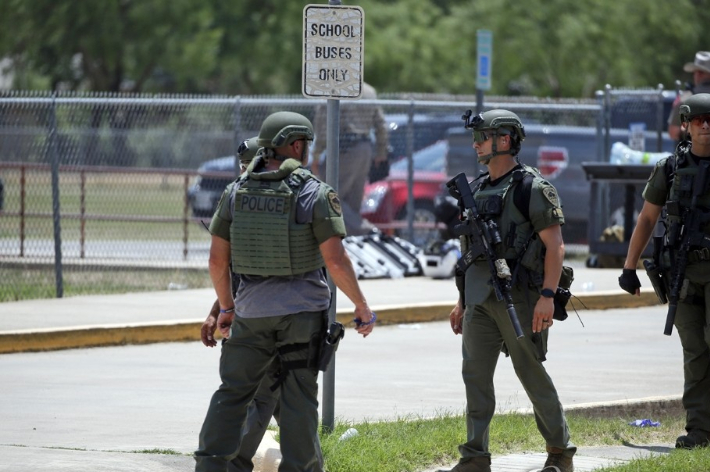 무차별 총기 난사 사건이 발생한 미국 텍사스주 소도시 유밸디의 롭 초등학교 주변에서 무장경찰이 삼엄한 경계를 서고 있다. 연합뉴스