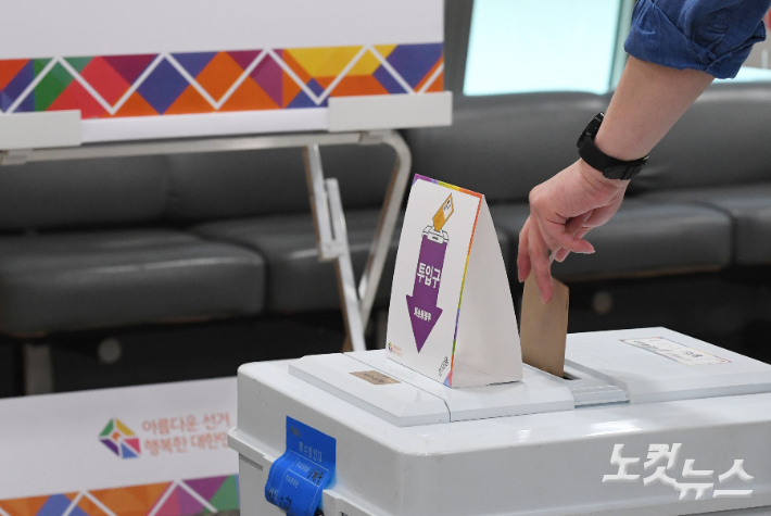 제8회 전국동시지방선거 사전투표소에서 시민들이 투표를 하고 있다. 황진환 기자