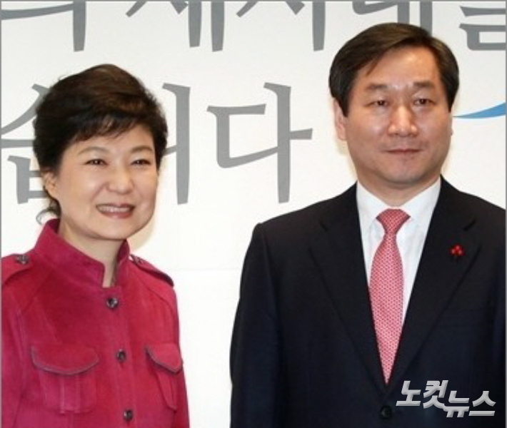 박근혜 전 대통령이 2013년 당시 유정복 초대 안전행정부 장관에게 임명장을 준 뒤 기념 사진을 찍는 모습