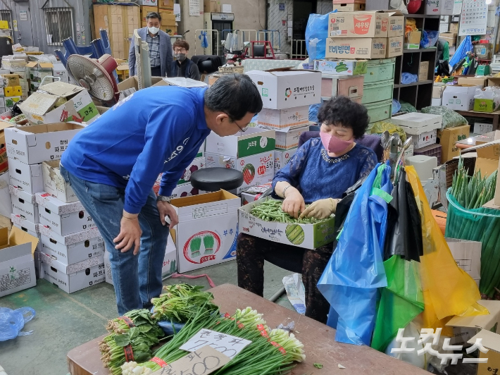 6·1 지방선거를 앞두고 마지막 주말인 28일 더불어민주당 박남춘 인천시장 후보가 삼산 농산물 도매시장을 찾아 유세를 하고 있다. 정성욱 기자