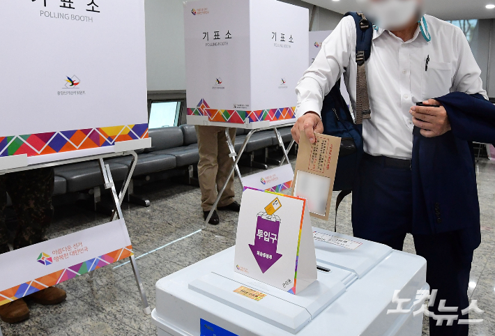 제8회 전국동시지방선거 사전투표소에서 시민들이 투표를 하고 있다. 황진환 기자