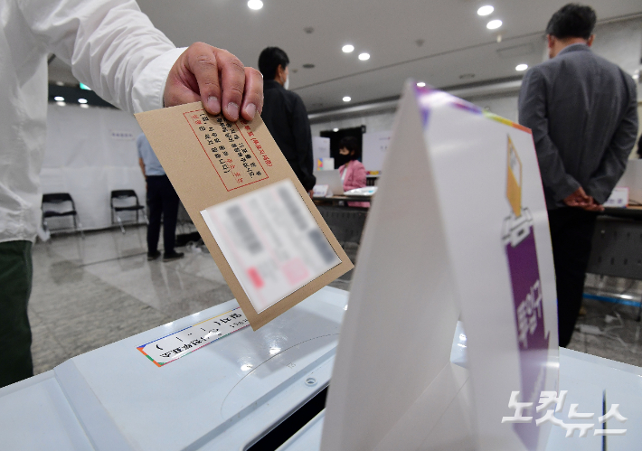 제8회 전국동시지방선거 사전투표소에서 시민들이 투표함에 투표용지를 넣고 있다. 황진환 기자