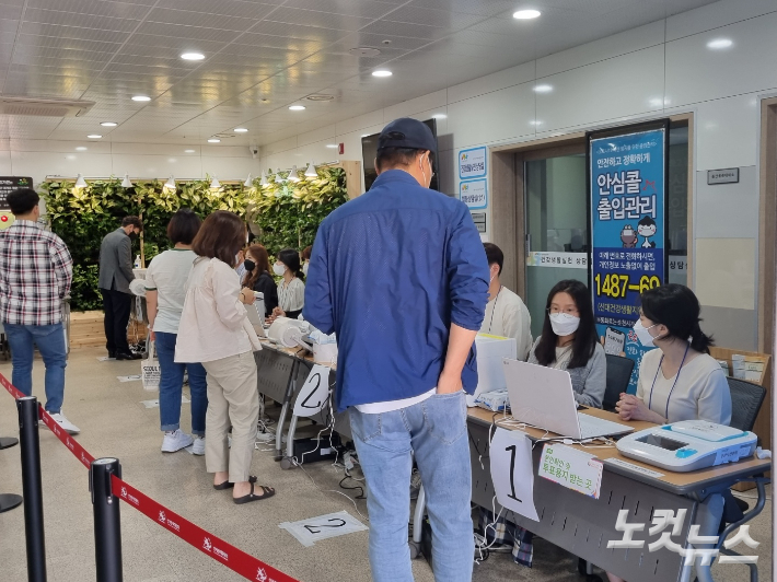 6.1지방선거 사전투표일 첫날인 27일 해룡면 사전투표소 모습. 박사라 기자 