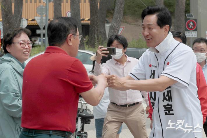 한강시민공원에서 시민과 인사하는 오세훈 서울시장 후보