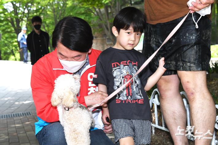 강아지와 인사하는 안철수 후보