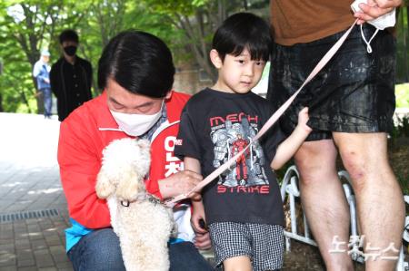 강아지와 인사하는 안철수 후보