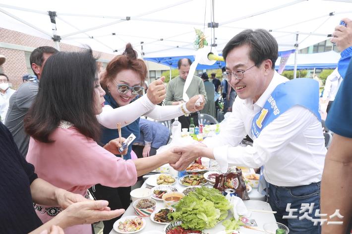 지역 체육대회 참석해 유권자들과 인사하는 김동연 후보