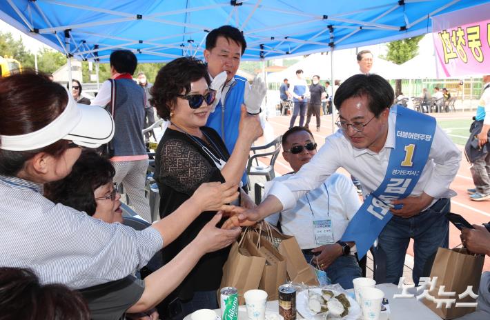 연천 체육대회 찾아 유권자들과 인사하는 김동연 후보