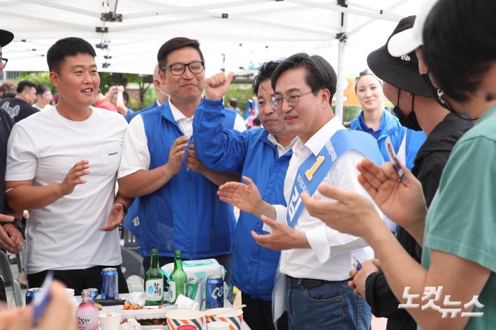 연천 지역 주민들과 만나는 김동연 경기지사 후보