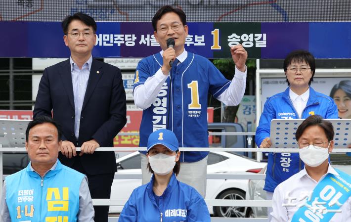 송영길 더불어민주당 서울시장 후보가 29일 서울 강북구 북서울꿈의숲에서 유세하고 있다.