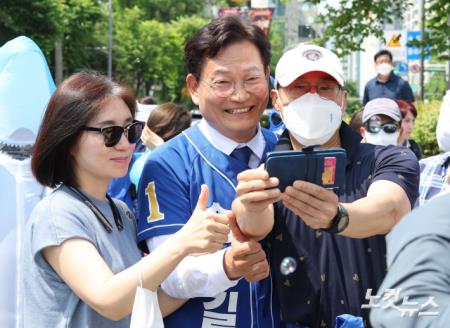 송영길 더불어민주당 서울시장 후보가 29일 서울 강북구 북서울꿈의숲에서 나들이를 나온 시민들과 기념촬영하고 있다.