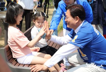 송영길 더불어민주당 서울시장 후보가 29일 서울 강북구 북서울꿈의숲에서 나들이를 나온 시민들과 인사하고 있다.