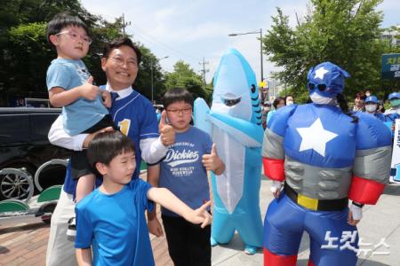 송영길 더불어민주당 서울시장 후보가 29일 서울 강북구 북서울꿈의숲에서 나들이를 나온 시민들과 기념촬영하고 있다.