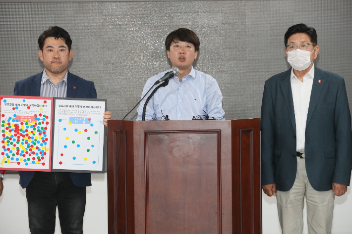 제주서 기자회견하는 이준석 대표. 연합뉴스 