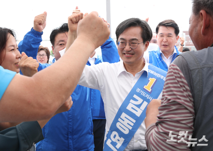 김동연 더불어민주당 경기도지사 후보가 29일 오전 경기도 연천군 전곡읍 전곡초등학교에서 열린 총동문회 체육대회를 찾아 유권자들에게 지지를 호소하고 있다. 국회사진취재단