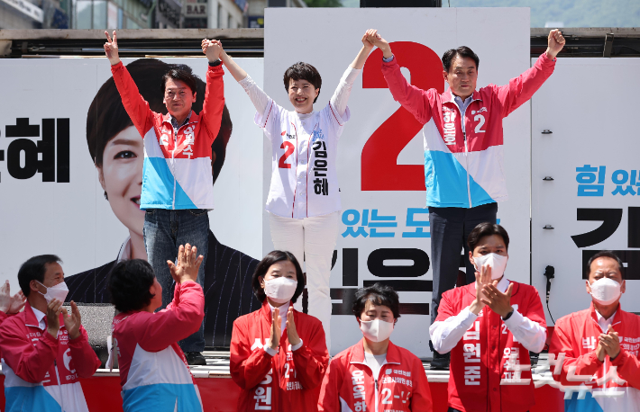 김은혜(가운데) 국민의힘 경기지사 후보와 안철수(왼쪽) 분당갑 후보가 29일 경기도 군포 산본 로데오거리에서 열린 총력유세에 나서며 시민들에게 인사하고 있다. 오른쪽은 하은호 군포시장 후보. 국회사진취재단