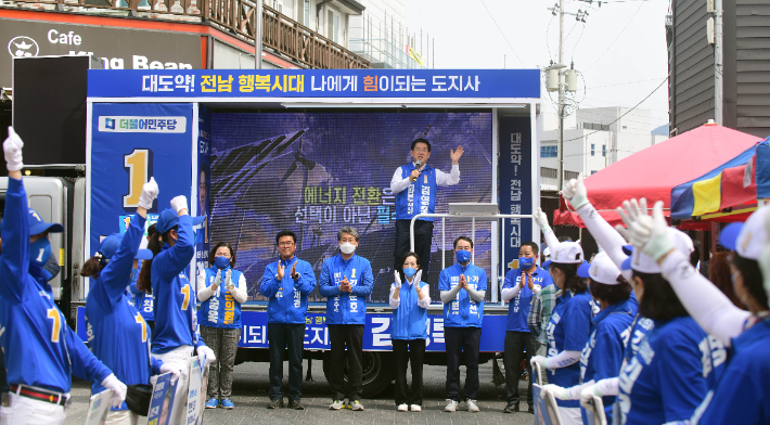 김영록 민주당 전라남도지사 후보가 6·1지방선거 마지막 주말과 휴일인 28일과 29일 접전지역을 찾아 시장·군수 후보에 대한 지원유세와 함께 막판 지지율을 높이기 위한 총력전을 벌였다. 김영록 후보측 제공