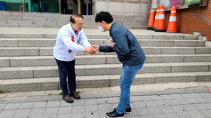 인천 계양을 국회의원 보궐선거에 출마한 국민의힘 윤형선 후보가 29일 오전 인천 계양구의 한 교회 앞에서 유권자와 인사하는 모습. 주영민 기자