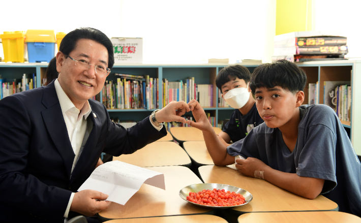 김영록 더불어민주당 전라남도지사 후보는 28일 오전 전남 구례 한 마을 두드림 지역아동센터에 다니는 중학생 김 모군이 보낸 손편지를 받고 해당 센터를 찾아 화답했다. 김영록 후보측 제공