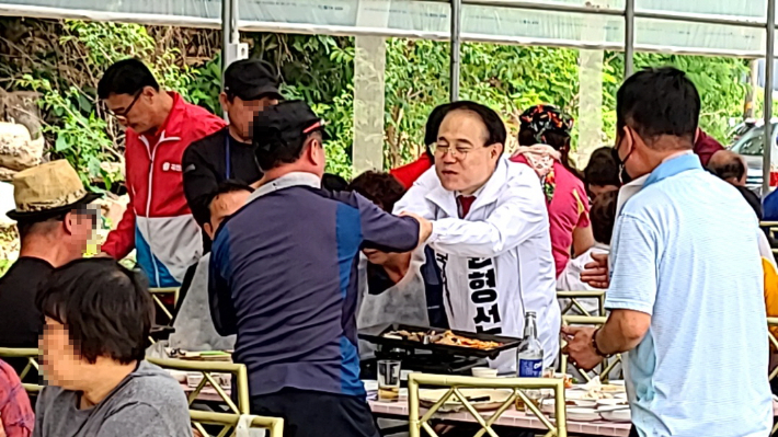 국민의힘 윤형선 후보가 29일 인천 계양구 다남동에서 열린 인천 계양강원향우회 야유회에서 주민들과 악수하는 모습. 주영민 기자