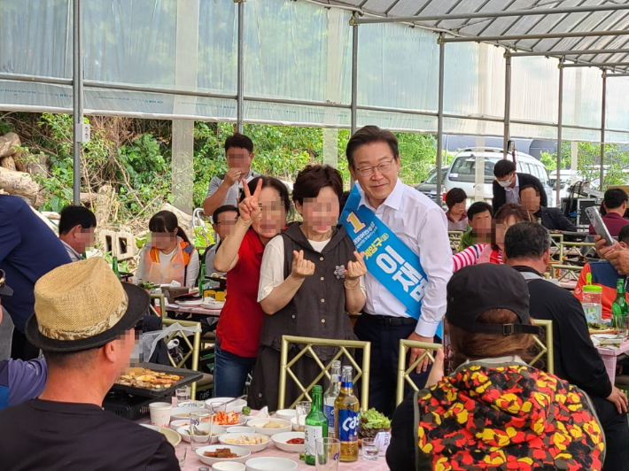 인천 계양을 국회의원 보궐선거에 출마한 더불어민주당 이재명 후보가 29일 인천 계양구 다남동에서 열린 인천 계양강원향우회 야유회에서 유권자들과 기념사진을 찍는 모습. 주영민 기자