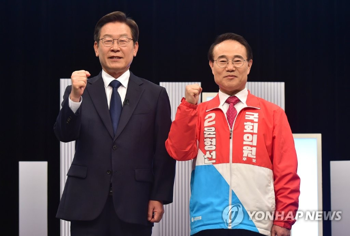 왼쪽부터 더불어민주당 이재명 후보와 국민의힘 윤형선 후보. 사진 연합뉴스