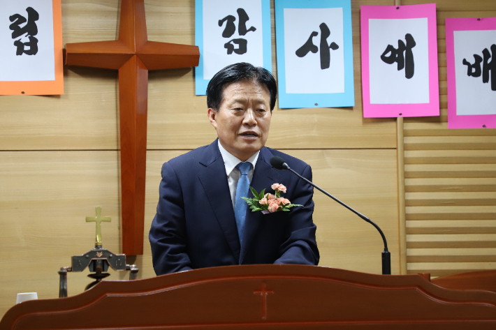 예배에서는 전노회장 권영욱 목사(사진)가 '하나님께서 인도하시는 교회'를 제목으로 설교했다. 포항CBS