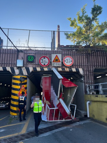 부산에서 선거 유세 차량이 지하차도에 걸려 구조물이 떨어지는 사고가 났다. 부산경찰청 제공