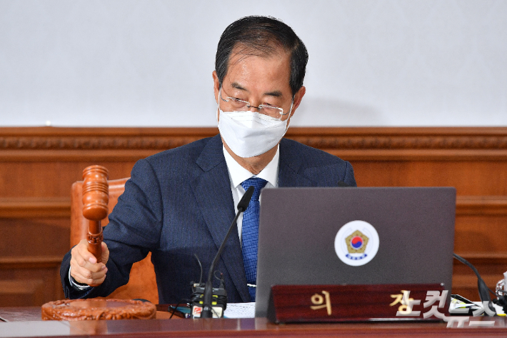 한덕수 국무총리를 비롯한 국무위원들이 30일 정부서울청사에서 열린 임시국무회의를 주재하고 있다. 박종민 기자