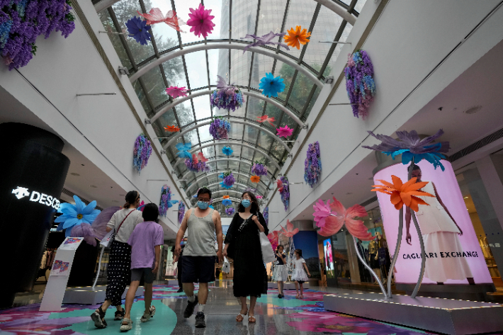 29일 중국 수도 베이징에서 마스크를 착용한 시민들이 영업을 재개한 쇼핑몰을 방문하고 있다. 연합뉴스