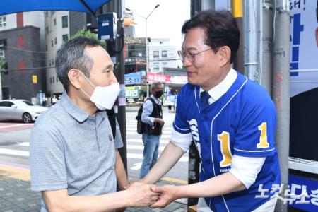 더불어민주당 송영길 서울시장 후보가 30일 서울 동대문구 경희대학교 인근에서 시민들에게 인사하고 있다.