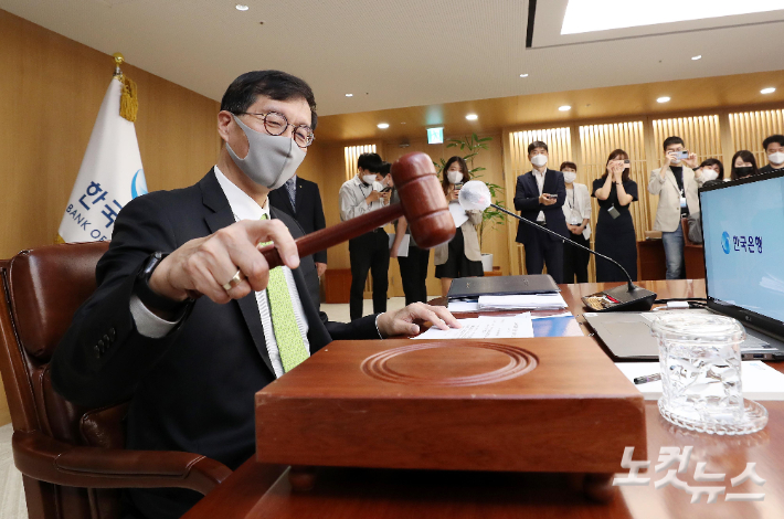 이창용 한국은행 총재가 지난 26일 서울 중구 한국은행에서 열린 금융통화위원회 본회의를 주재하고 있다. 사진공동취재단