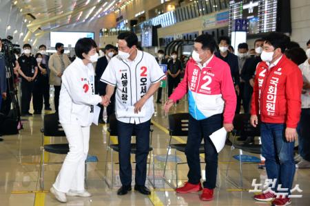 국민의힘 오세훈 서울시장·김은혜 경기지사·허향진 제주지사 후보와 부상일 제주을 후보가 30일 오후 서울 강서구 김포공항 국내선 청사에서 열린 김포공항 이전 저지를 위한 공동 기자회견 및 연대 협약식에 참석하고 있다.