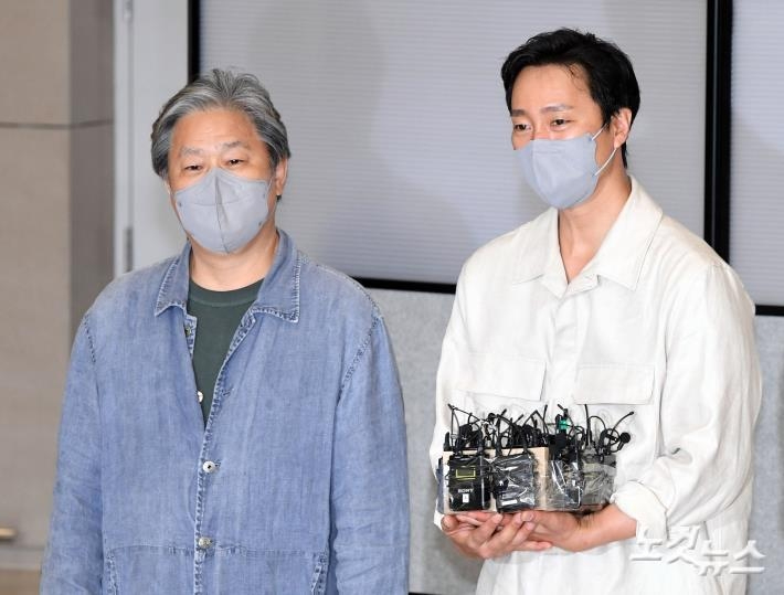 배우 박해일(오른쪽)이 취재진 질문에 답하고 있다. 황진환 기자