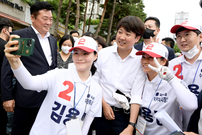 선거운동원들과 사진 찍는 이준석. 연합뉴스