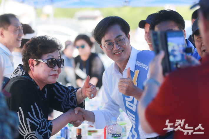 김동연 더불어민주당 경기도지사 후보가 29일 오후 경기도 연천군 전곡초등학교에서 열린 총동문회에 참석해 한 지지자와 기념촬영을 하고 있다. 국회사진취재단