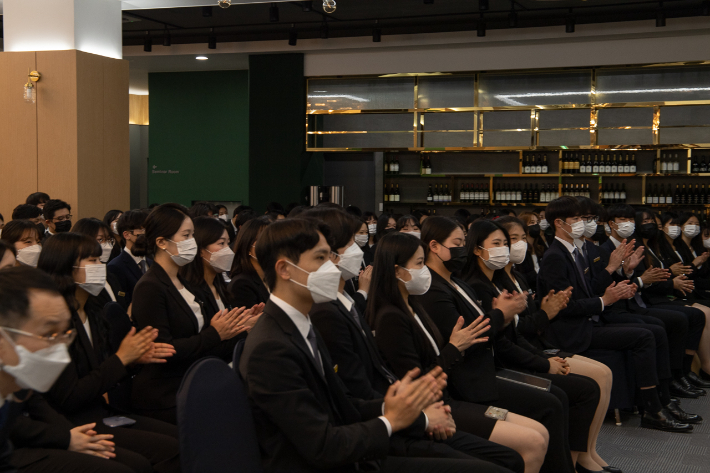 전주대학교가 지난 30일 싱가포르 내 최고 브랜드 호텔인 리츠칼튼 밀레니아 싱가포르가 호텔경영학과 재학생을 대상으로 현장 면접을 진행했다고 밝혔다. 전주대 제공