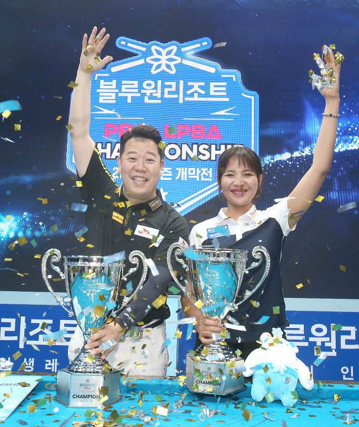 지난 시즌 개막전인 블루원리조트 챔피언십 우승자 강동궁(왼쪽)과 스롱 피아비. PBA