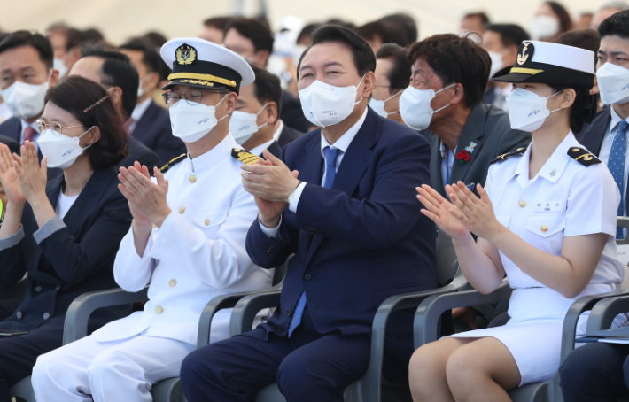 윤석열 대통령이 31일 오전 부산항 국제여객터미널 크루즈 부두에서 열린  제27회 바다의 날 기념식에서 공연을 보며 박수를 치고 있다. 연합뉴스