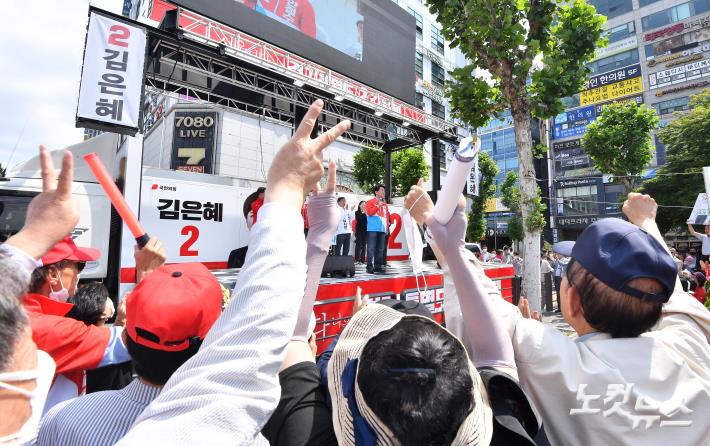 안철수 국민의힘 성남 분당갑 국회의원 후보가 31일 경기도 성남시 분당구 야탑역 앞에서 열린 국민의힘 중앙선대위 경기도 총집결 필승 유세에서 발언을 하고 있다.