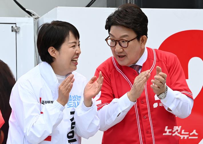 김은혜 국민의힘 경기도지사 후보(왼쪽)가 31일 경기도 성남시 분당구 야탑역 앞에서 열린 국민의힘 중앙선대위 경기도 총집결 필승 유세에서 권성동 원내대표와 대화를 하고 있다.