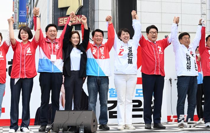 김은혜 국민의힘 경기도지사 후보(오른쪽에서 세 번째)가 31일 경기도 성남시 분당구 야탑역 앞에서 열린 국민의힘 중앙선대위 경기도 총집결 필승 유세에서 손을 잡고 만세를 하고 있다. 왼쪽부터 배현진 최고위원, 김기현 공동선거대책위원장, 차유람 문화체육특보, 안철수 성남 분당갑 국회의원 후보, 김 후보, 권성동 원내대표, 신상진 성남시장 후보.