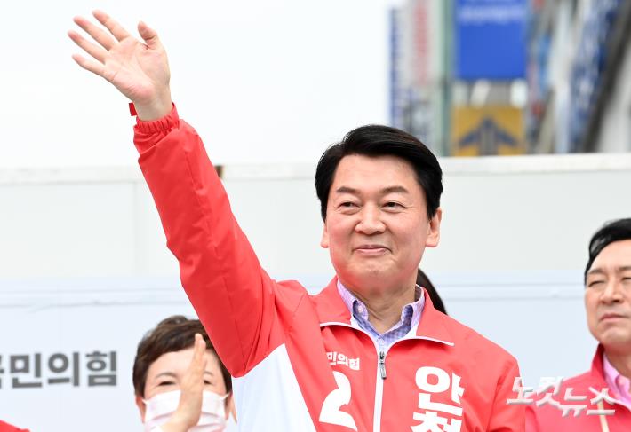 안철수 국민의힘 성남 분당갑 국회의원 후보가 31일 경기도 성남시 분당구 야탑역 앞에서 열린 국민의힘 중앙선대위 경기도 총집결 필승 유세에서 인사를 하고 있다.