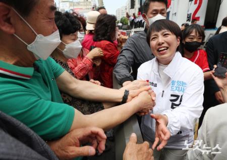 김은혜 국민의힘 경기도지사 후보가 31일 오전 경기도 성남시 분당구 야탑역 앞에서 열린 국민의힘 중앙선대위 경기도 총집결 필승 유세에서 지지자들과 인사하고 있다.