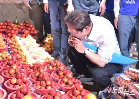 과일 맛보는 이재명 후보