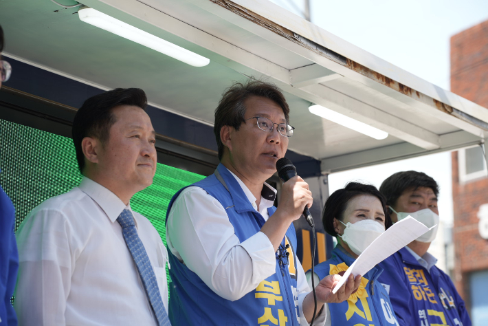 변성완 더불어민주당 부산시장 후보가 31일 사하구 유세에서 호소문을 발표하고 있다. 변성완 후보 캠프 제공