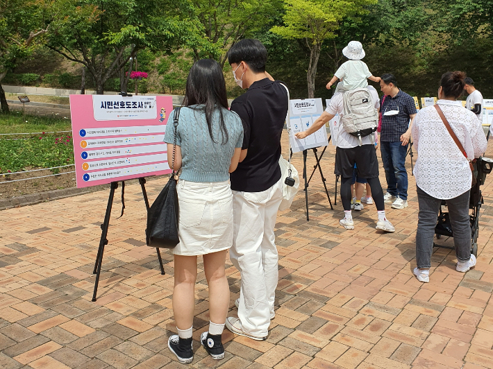 지난 28일 광주 우치공원에서 진행된 광주자치경찰 브랜딩 공모전 선호도 조사에서 시민들이 현장투표 방식으로 참여하고 있다. 광주광역시 자치경찰위원회 제공