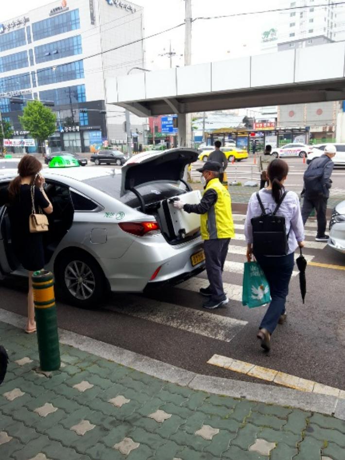 택시승강장 질서지킴이. 광주광역시 제공