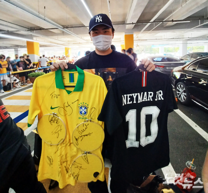 브라질 대표팀에게 사인을 받은 유니폼을 들어 보이는 이홍우씨. 노컷뉴스