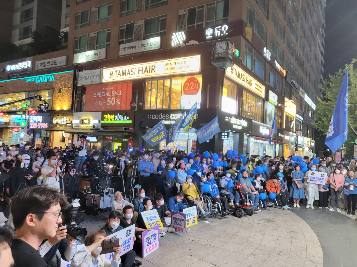나혜석거리에 모인 김동연 후보의 지지자들. 이준석 기자
